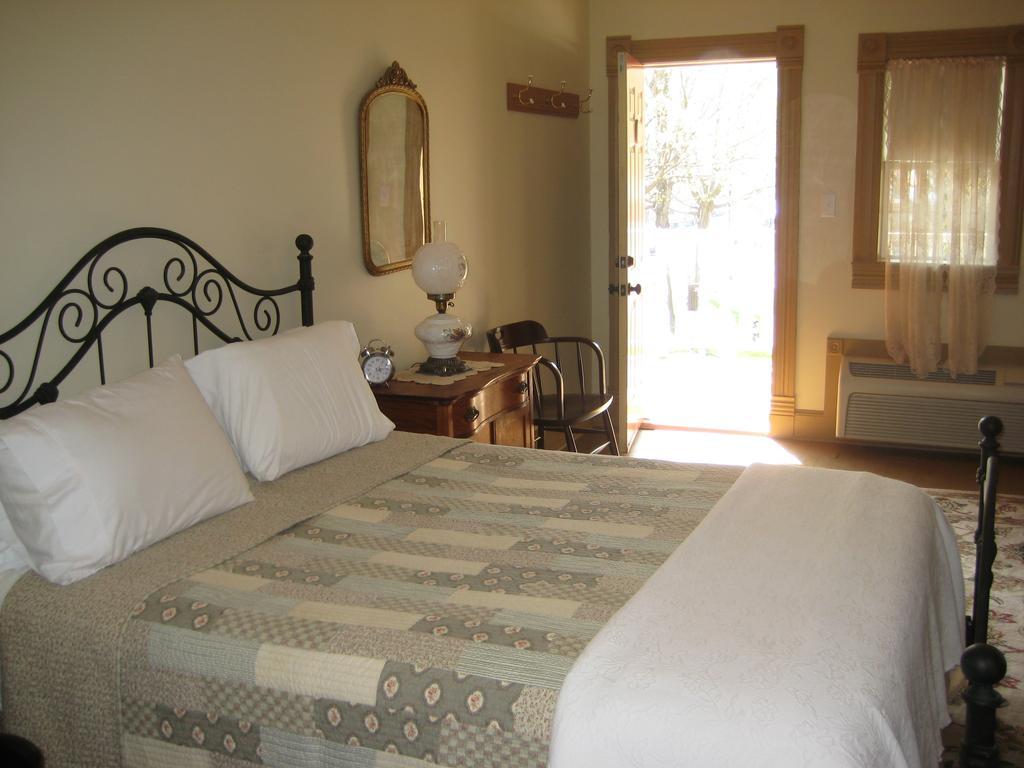Hotel Backwoods Bed And Bath McGregor Exterior foto